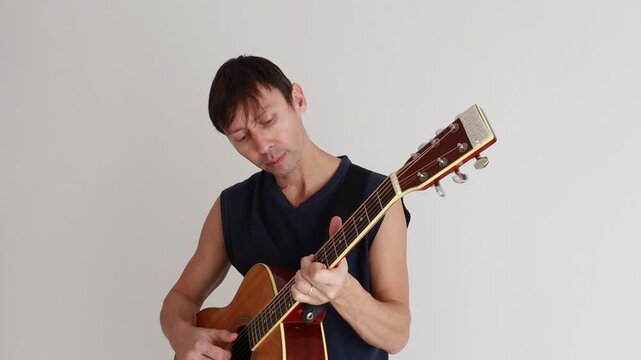 homem tocando viol&atilde;o acustico 
