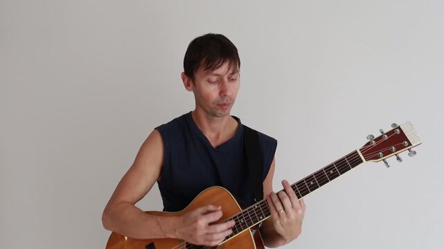 homem tocando viol&atilde;o acustico 