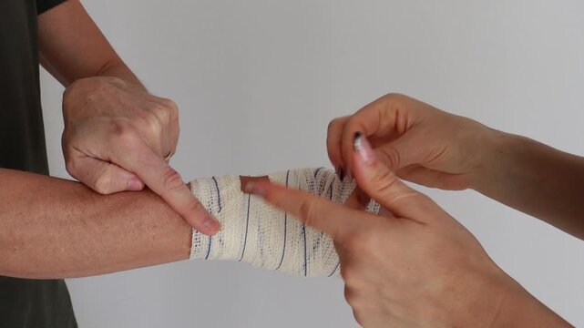 homem fazendo curativo na m&atilde;o 