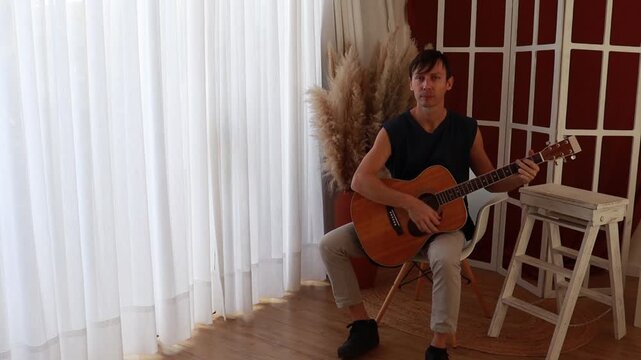 homem tocando vio&atilde;o 