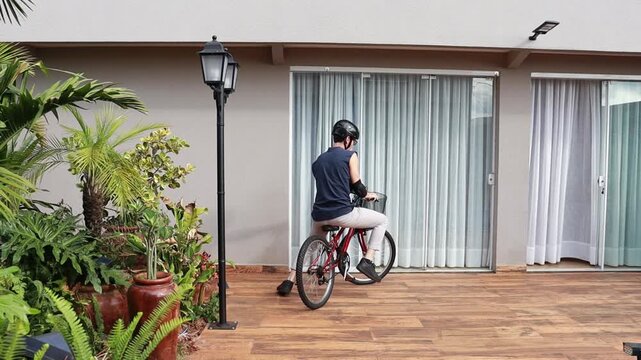 homem praticando tividade ao ar livre com bicicleta 