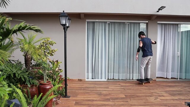 homem andando de skate esporte em casa 