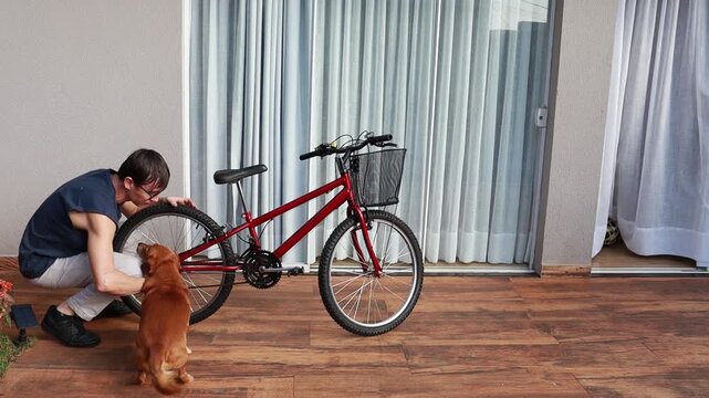 homem praticando tividade ao ar livre com bicicleta 