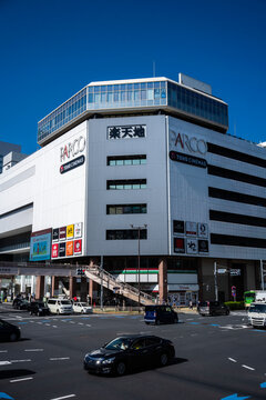 晴天の青空の下にそびえ立つ錦糸町の商業施設「楽天地ビル」と賑やかな交差点風景