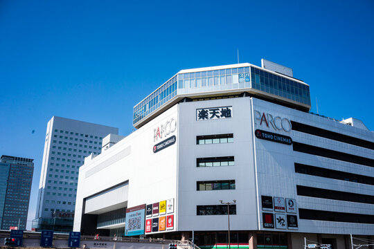 晴天の青空の下にそびえ立つ錦糸町の商業施設「楽天地ビル」と賑やかな交差点風景