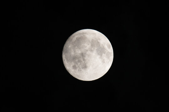Full moon in a nigh sky