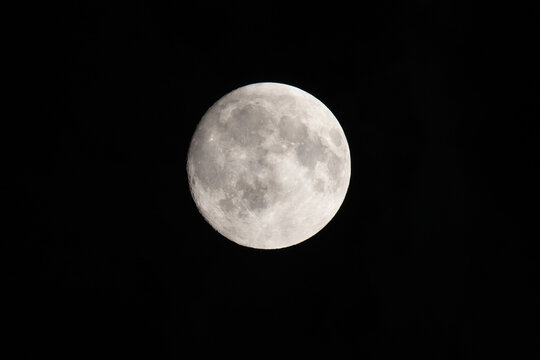 Full moon in a nigh sky