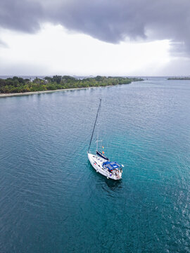 Aerial view of a sailboat sailing in the turquoise waters of Guna Yala Comarca, Panama.