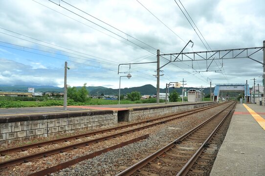 奥羽本線石川駅のホームと直線に伸びる線路/Platform and Tracks at Ishikawa Station on the Ou Main Line