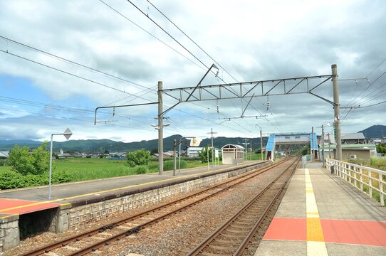 広大な田園風景に囲まれた奥羽本線石川駅/Ishikawa Station Surrounded by Countryside Scenery