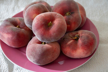Flat peaches, Saturn sweet peaches from Mediterranean orchards, ripe Prunus persica seasonal fruit, harvest, orchard-grown fruit © barmalini