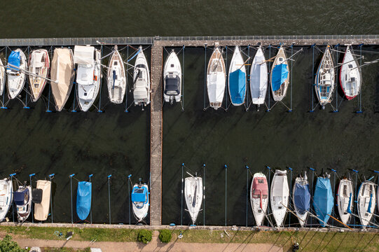 Aerial view of Yachtclub Wendenschloss e.V. with various sailboats and motorboats docked in the marina, Berlin, Berlin, Germany.