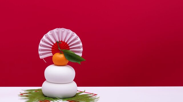 鏡餅を左側に配置し、赤白背景でティルトダウン撮影した動画　三宝なし	