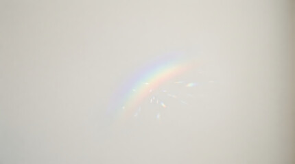 Naklejka premium Soft rainbow reflection on a light neutral wall casting gentle prismatic colors and ambient light