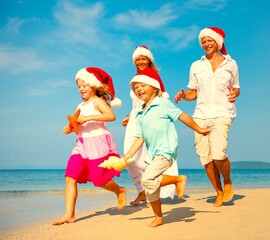 Naklejka premium Family enjoying a Christmas holiday at the beach