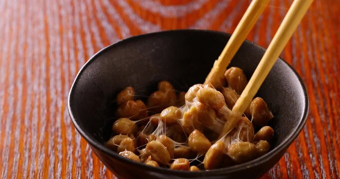 お箸で納豆を混ぜる
