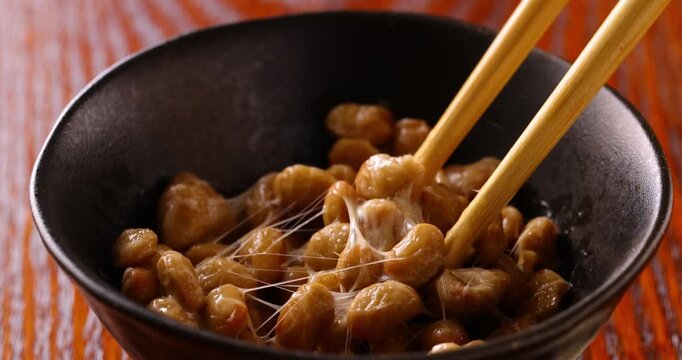 お箸で納豆を混ぜる