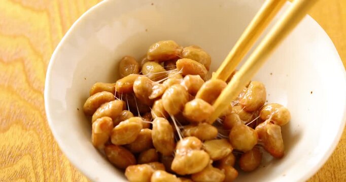 お箸で納豆を混ぜる