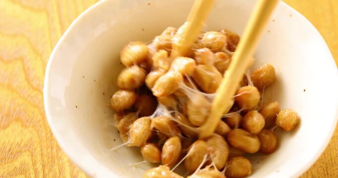 お箸で納豆を混ぜる