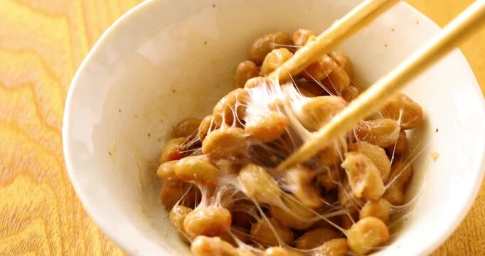 お箸で納豆を混ぜる