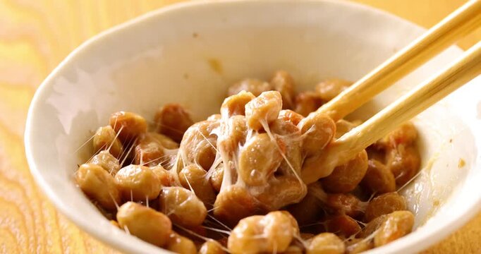 お箸で納豆を混ぜる