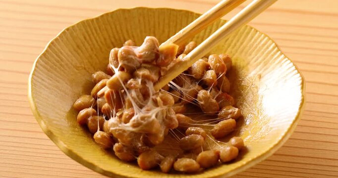 お箸で納豆を混ぜる