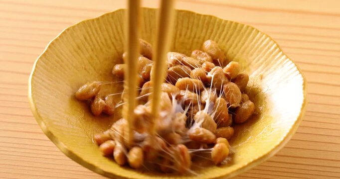 お箸で納豆を混ぜる