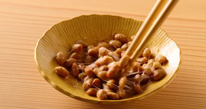 お箸で納豆を混ぜる