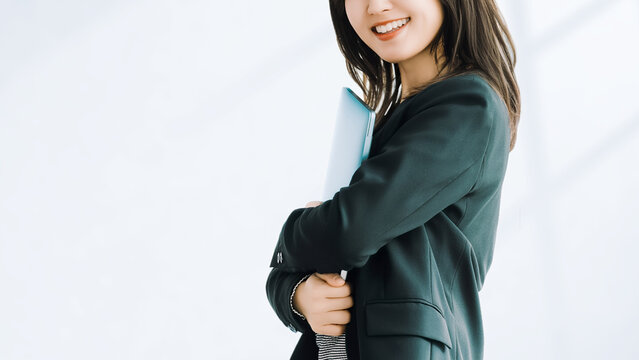 ノートパソコンを持つ女性・ビジネスウーマン, Businesswoman Holding a Laptop