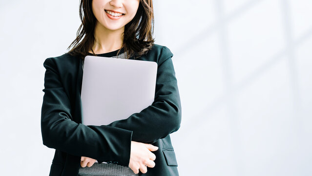 ノートパソコンを持つ女性・ビジネスウーマン, Businesswoman Holding a Laptop