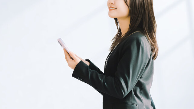 スマートフォンを持つ女性, Woman Holding a Smartphone