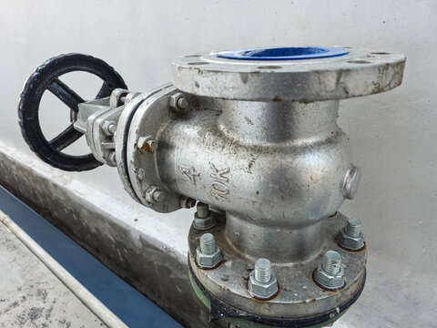 Industrial 4-inch gate valve rated for 10K pressure, featuring a robust metal body and flanged connections. Designed for reliable flow isolation in high-pressure oil, gas, and industrial piping system