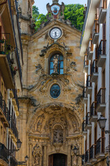 Fototapeta premium Die Einkaufsstraße Calle Mayor mit der Basilika Santa María del Coro in San Sebastian, Spanien