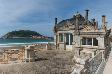 Fototapeta premium Badehaus La Perla an der Promenade am La Concha Strand, San Sebastián, Spanien