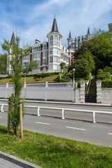 Fototapeta premium Palacete-san sebastian an der Strandpromenade La Concha in San Sebastian, Baskenland, Spanien