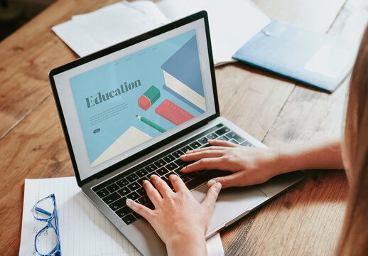 Online Learning Platform On Laptop Mockup PSD