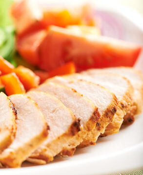 Grilled chicken fillet with fresh vegetable salad. 