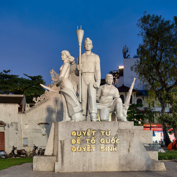 Hanoi, Vietnam - April 19, 2026: The Quyet tu de To quoc quyet sinh monument, a tribute to Vietnamese soldiers, stands near Hoan Kiem Lake at dusk