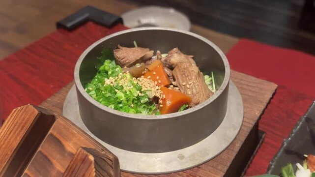 蓋を開けた和牛釜飯から立ち上る湯気