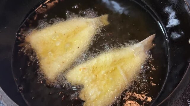 揚げ油で香ばしく揚がる鱚の天ぷら