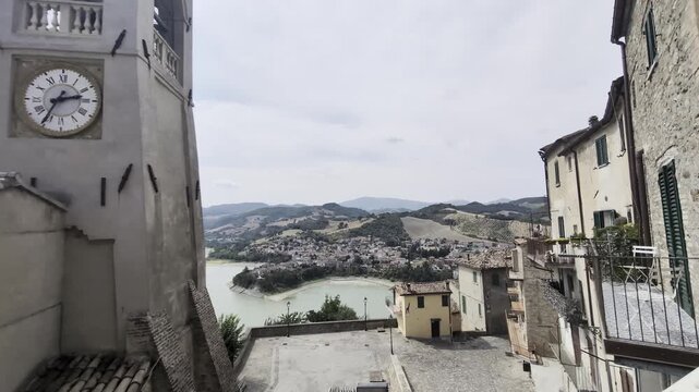 Vista panoramica dal borgo medievale di Sassocorvaro, nelle Marche, con in primo piano la celebre Torre dell'Orologio che si affaccia sullo spettacolare Lago di Mercatale