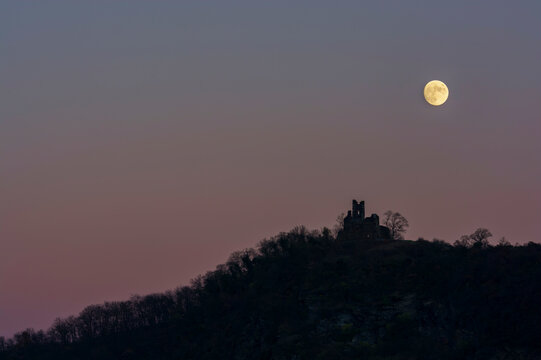 Germany, Rhineland-Palatinate, Castle ruin Wolf at full moon