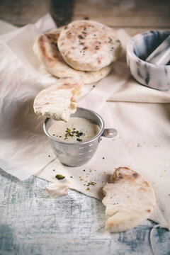 Pistachio yoghurt dip with garlic and naan bread