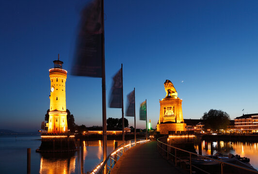Germany, Bavaria, Swabia, Lindau, View of harbour entrance and lighthouse at night