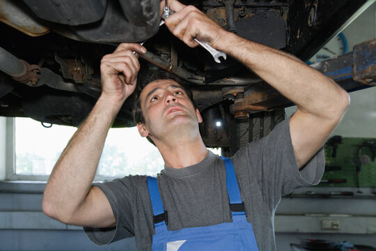 Germany, Ebenhausen, Mechatronic technician working in car garage
