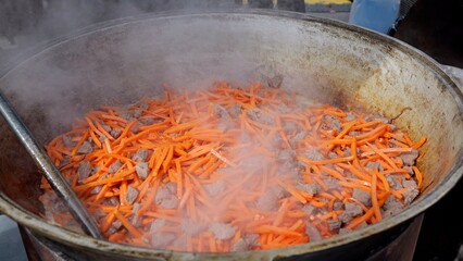Colorful vegetable sizzling display, Street cook prepares vibrant vegetable stirfry, Fragrant aromas drift from sizzling vegetable pan, Crowd gathers as fiery pan sears bright carrot sticks with smoky © Alexander