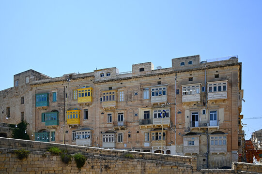 Les balcons ferm&eacute;s color&eacute;s sur une fa&ccedil;ade &agrave; La valette sur l'&icirc;le de Malte