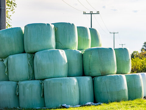 Stroh und Silageballen lagern im Feld