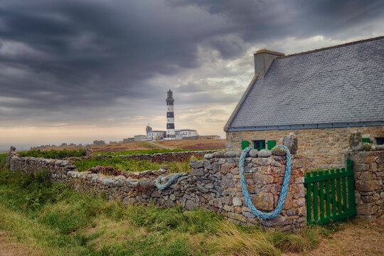 R&eacute;gion Bretagne en France, Ouessant, arriv&eacute;e au grand phare, sur la c&ocirc;te ouest de l'&icirc;le