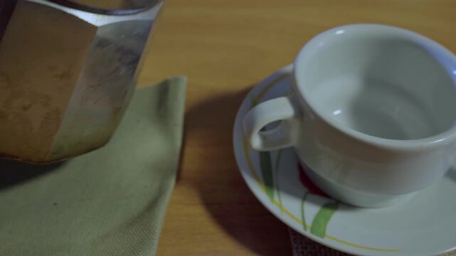 Cafetera sirviendo un caf&eacute; s&oacute;lo caliente en una taza blanca